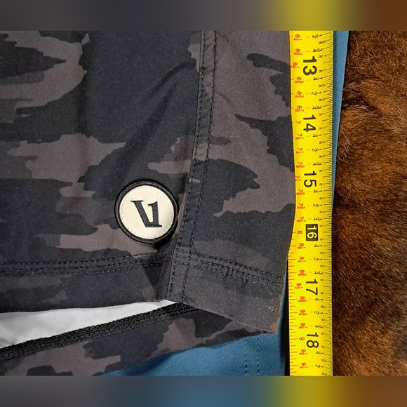 Vuori Men's Athletic Shorts in Black Camo Size S - Picture 4 of 4